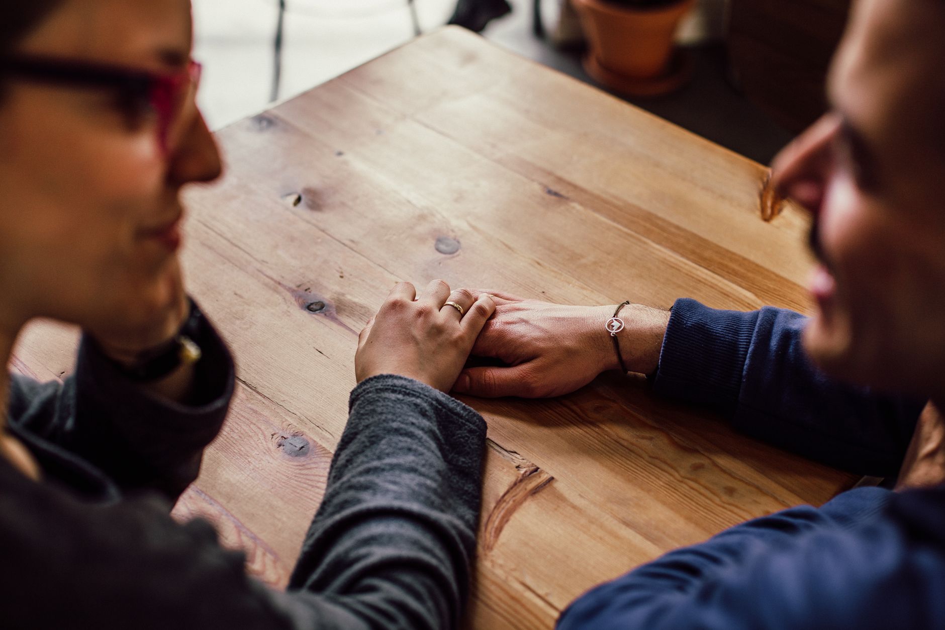 Dos personas conversando frente a frente en una mesa