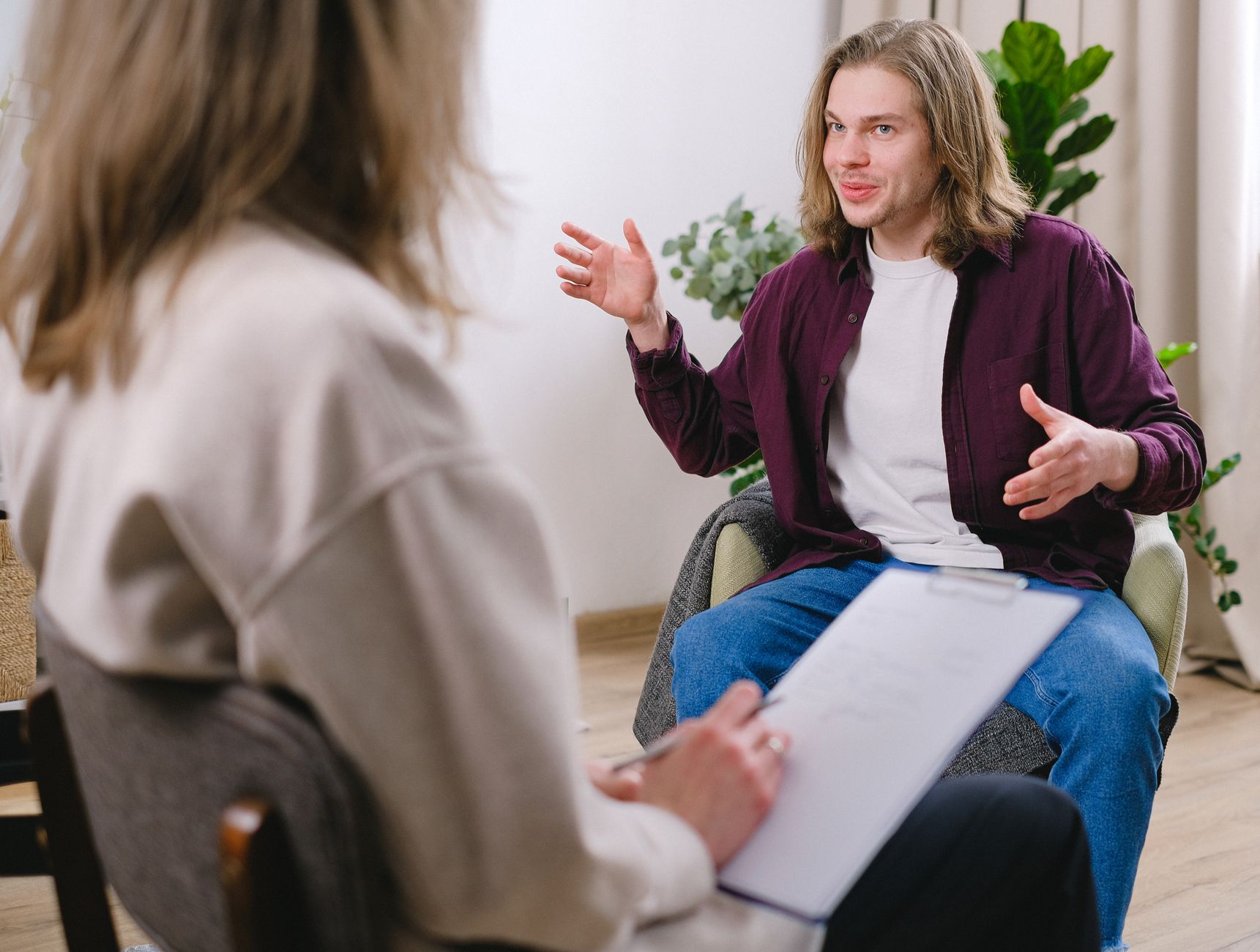 Terapeuta y paciente conversando durante una sesión
