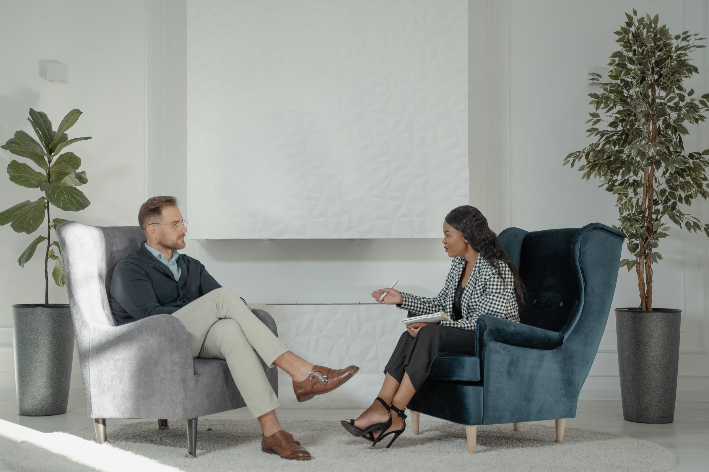 Sesión de psicoterapia: terapeuta y consultante frente a frente en dos sillones